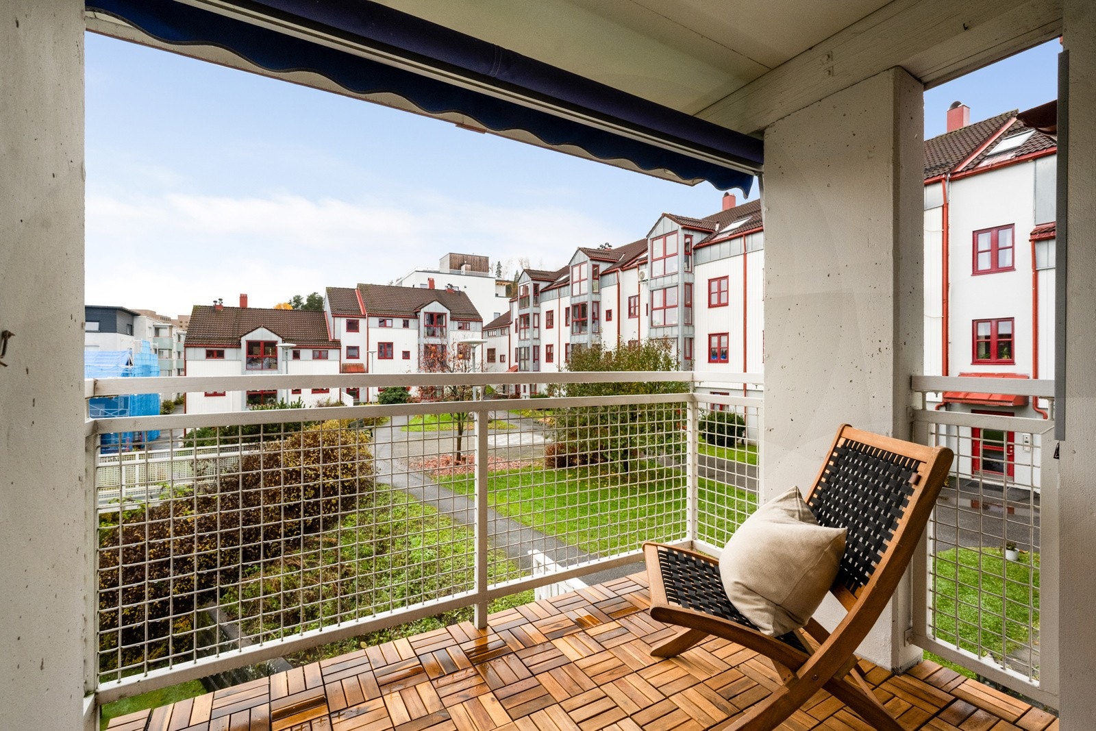 Adkomst fra stue til lun balkong med takoverbygg. Galleribilde