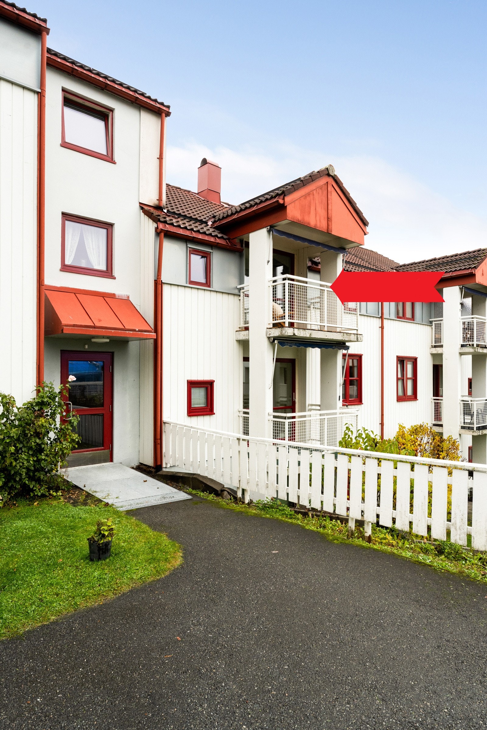 Eiendommen ligger i et trivelig og etablert borettslag med pent opparbeidede uteområder med plen, beplantning og asfaltert gårdsplass. Galleribilde