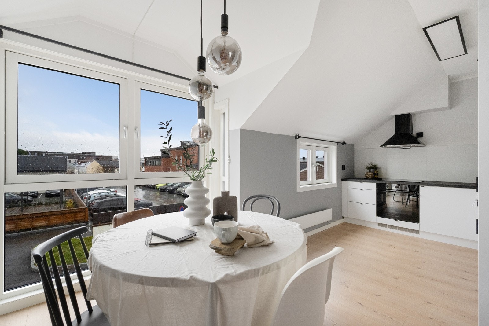 Plass til spisebord med stoler i tilknytning til kjøkkenet. Galleribilde