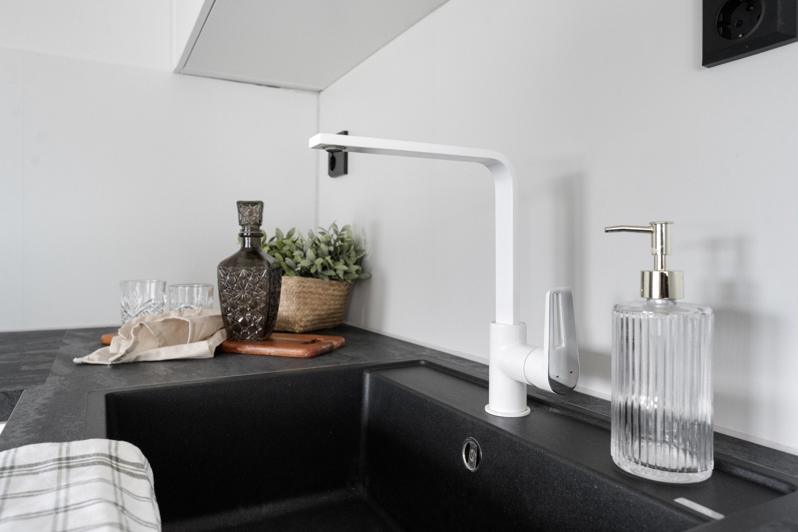 Laminatplater på vegg mellom over- og underskap gir et rent uttrykk og enkel rengjøring. Galleribilde