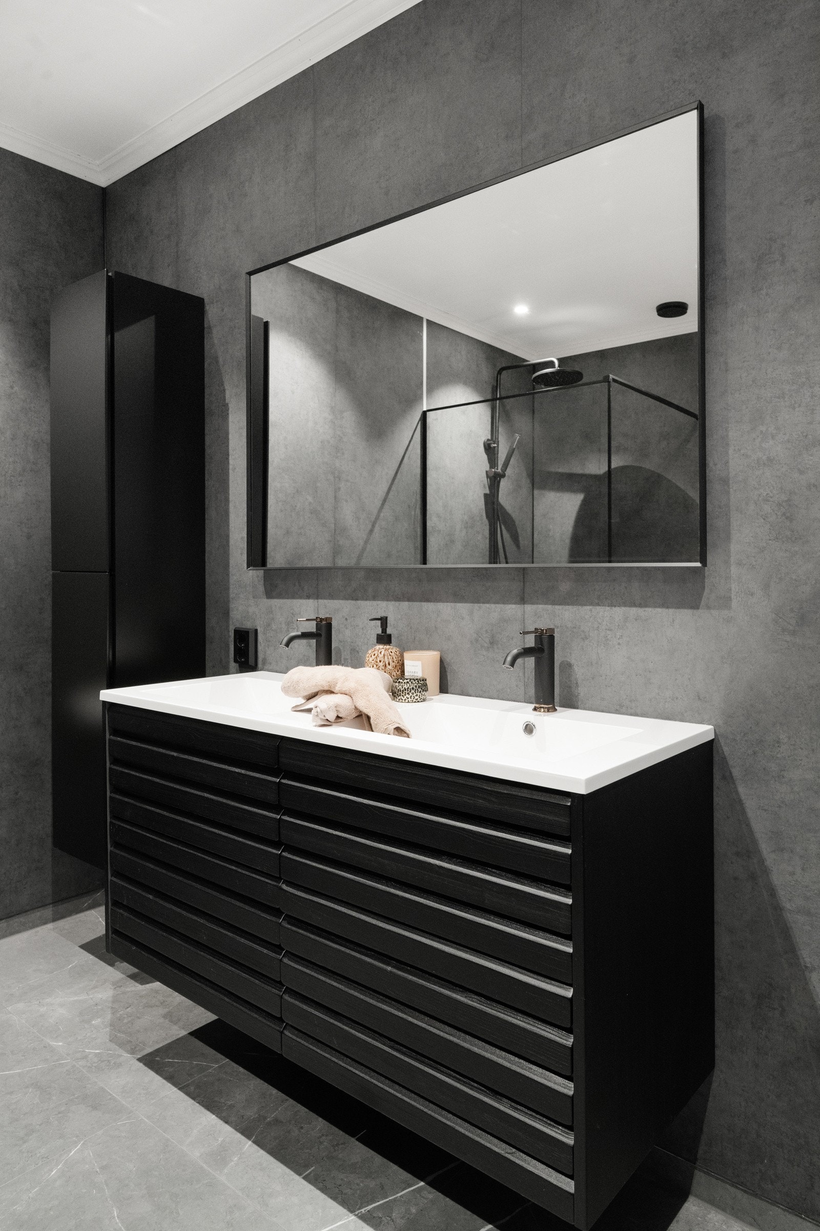 Elegant bad fra 2024. Flislagt gulv med varmekabler og moderne baderomsplater på vegg. Galleribilde