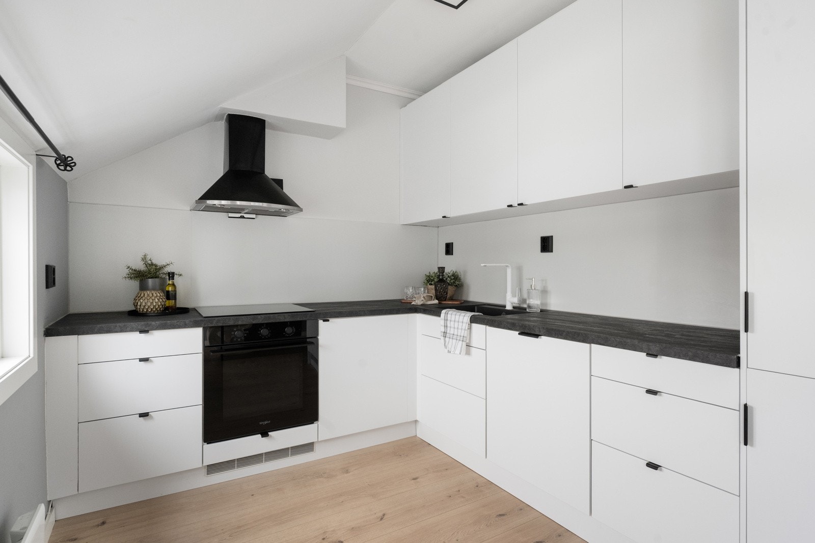 Kjøkkenet har innredning med integrerte hvitevarer, slette fronter, benkeplate i laminat, samt god arbeidsplass. Galleribilde