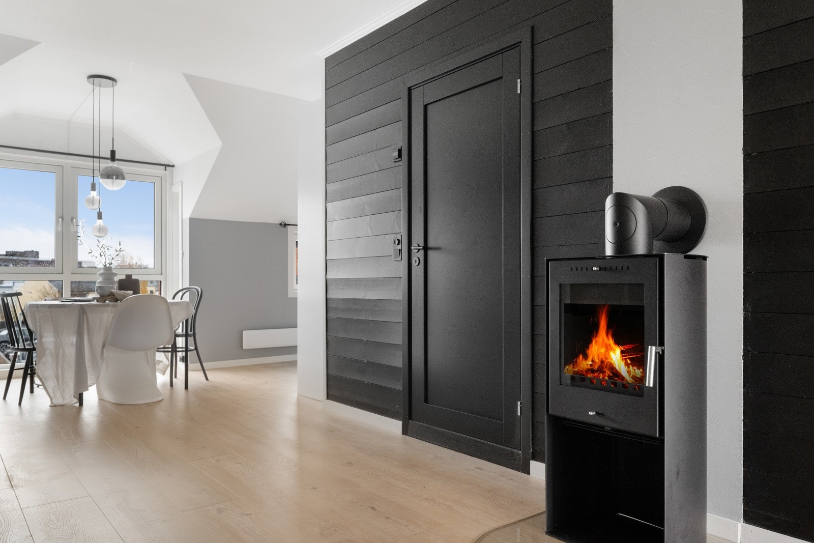 Leiligheten varmes opp ved hjelp av panelovner, gulvvarme på bad og perisovn på stue. Galleribilde