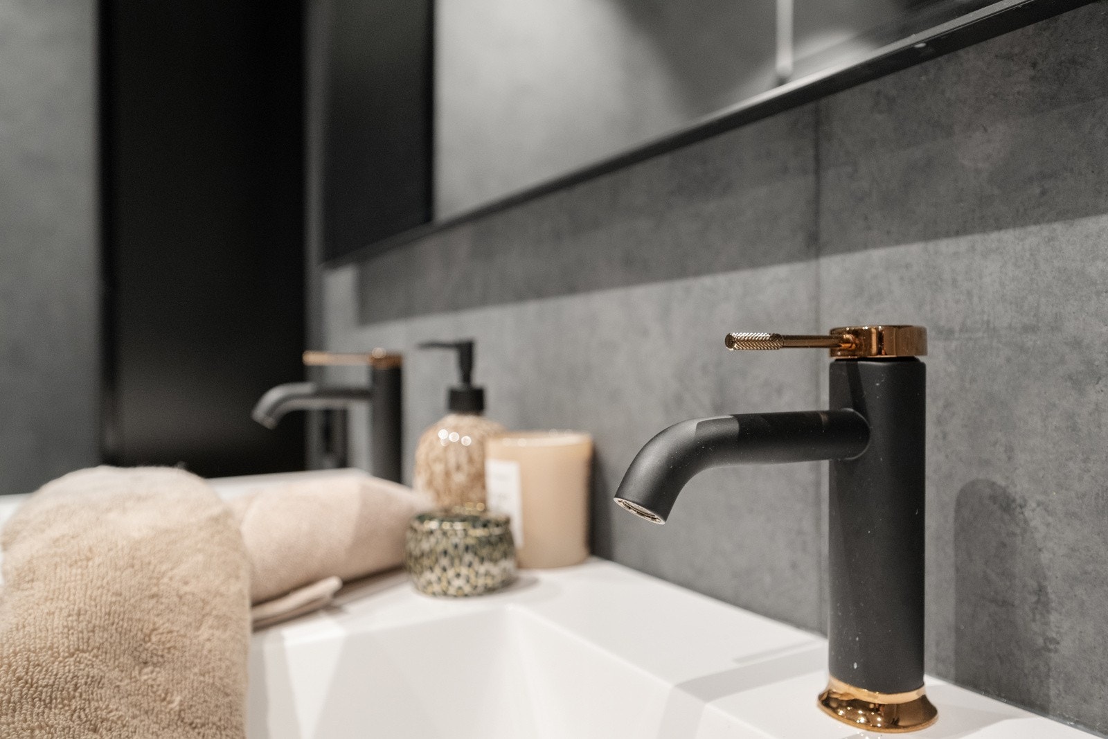 Her finner du dobbel servant med baderomsinnredning, speil, høyskap, dusj og vegghengt toalett, samt opplegg for vaskemaskin. Galleribilde