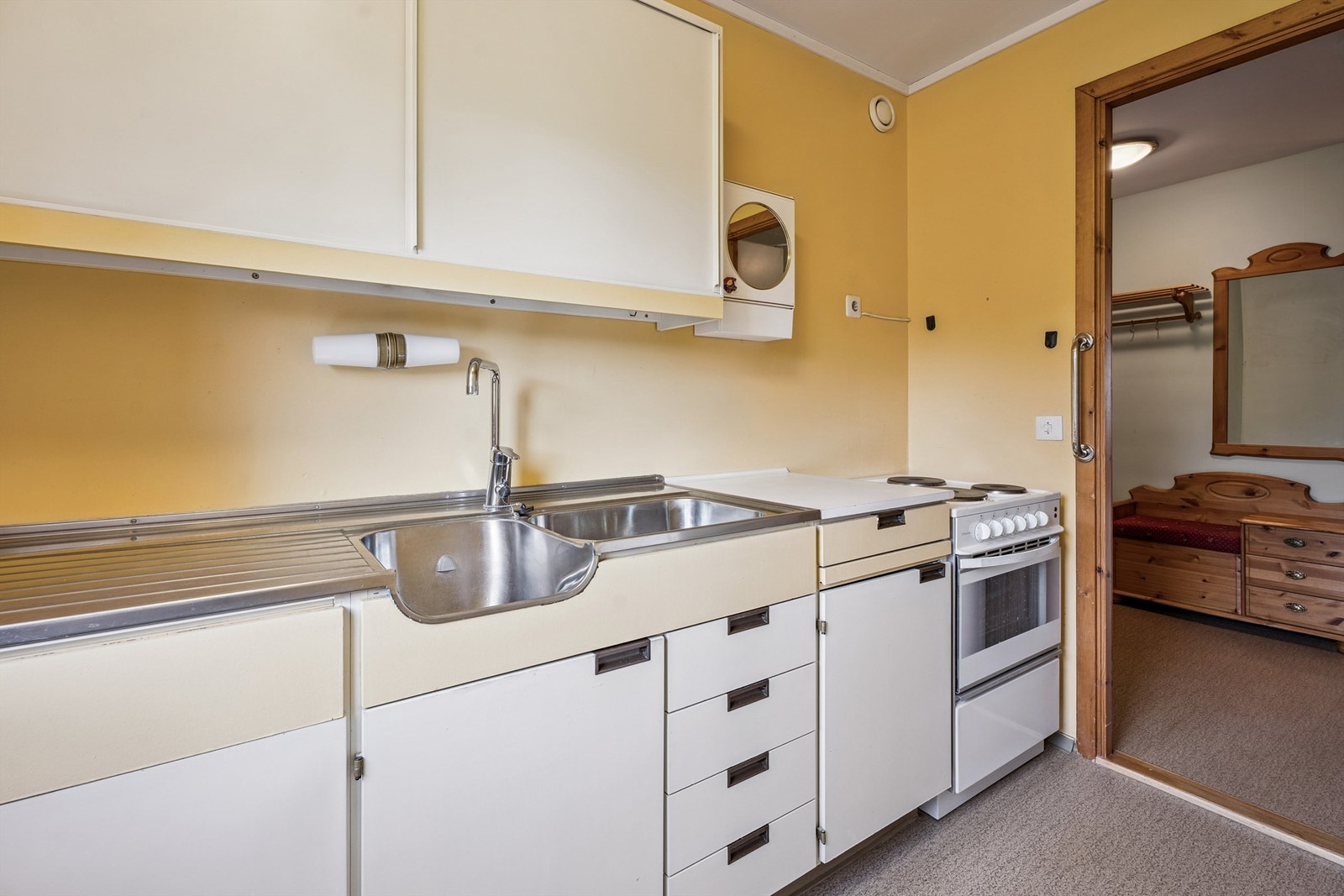 Kjøkkenet er praktisk innredet med komfyr, kjøleskap og micro. Galleribilde