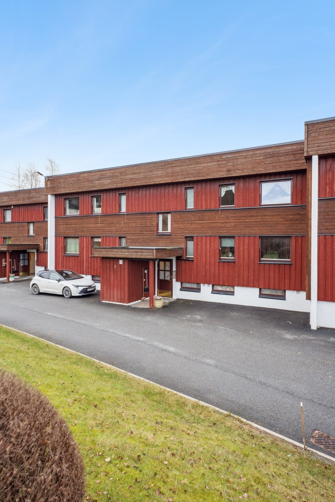 Asfaltert adkomst og parkering på borettslagets fellesområder. Galleribilde