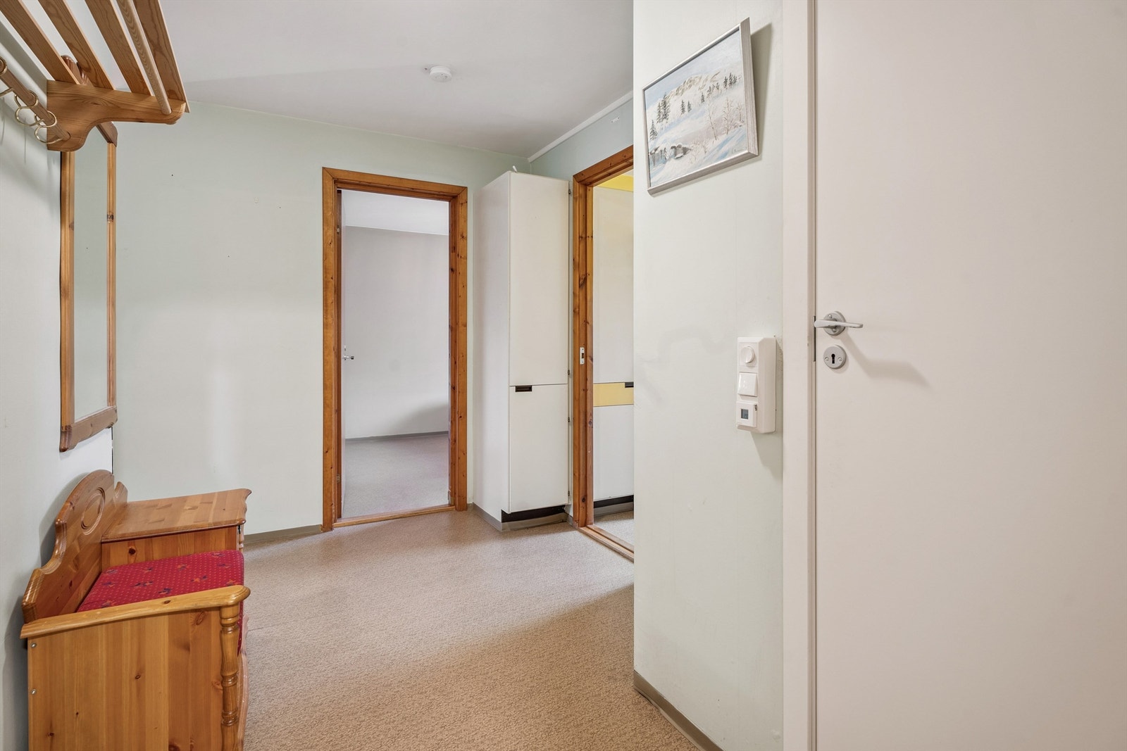 Lys entré som gir adkomst til alle leilighetens rom. Galleribilde