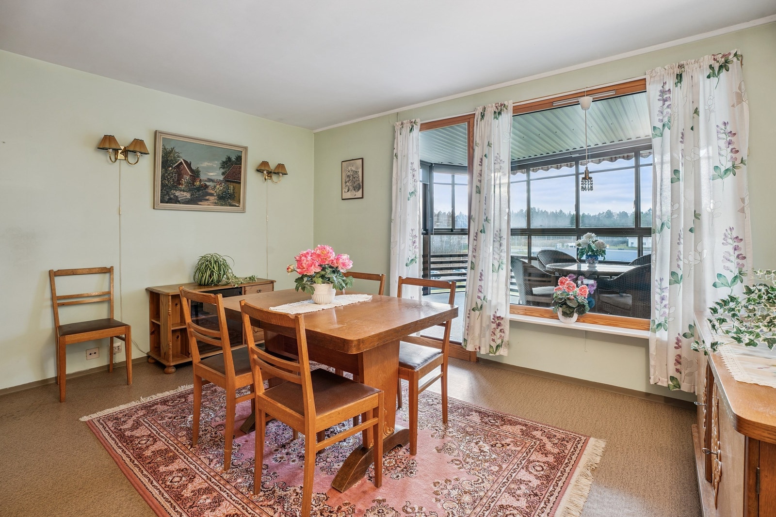 De store vindusflatene mot balkongen slipper inn rikelig med dagslys. Galleribilde