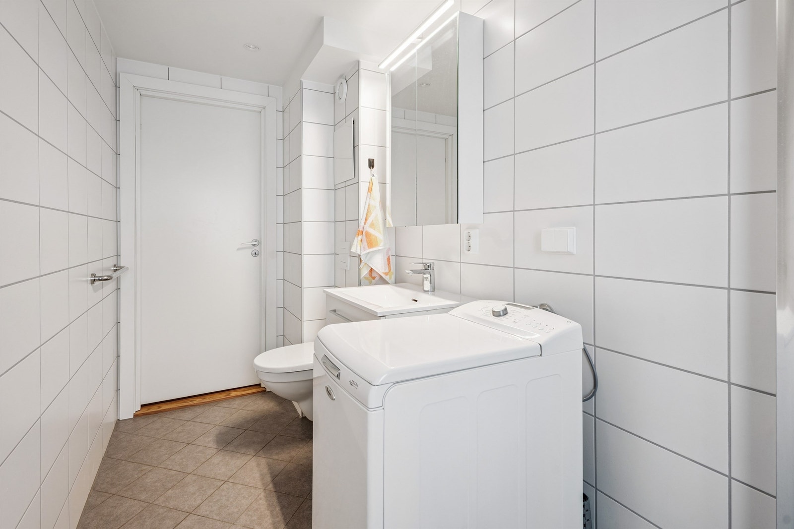 Badet ble renovert i 2022 og har elektrisk gulvvarme for økt komfort. Galleribilde