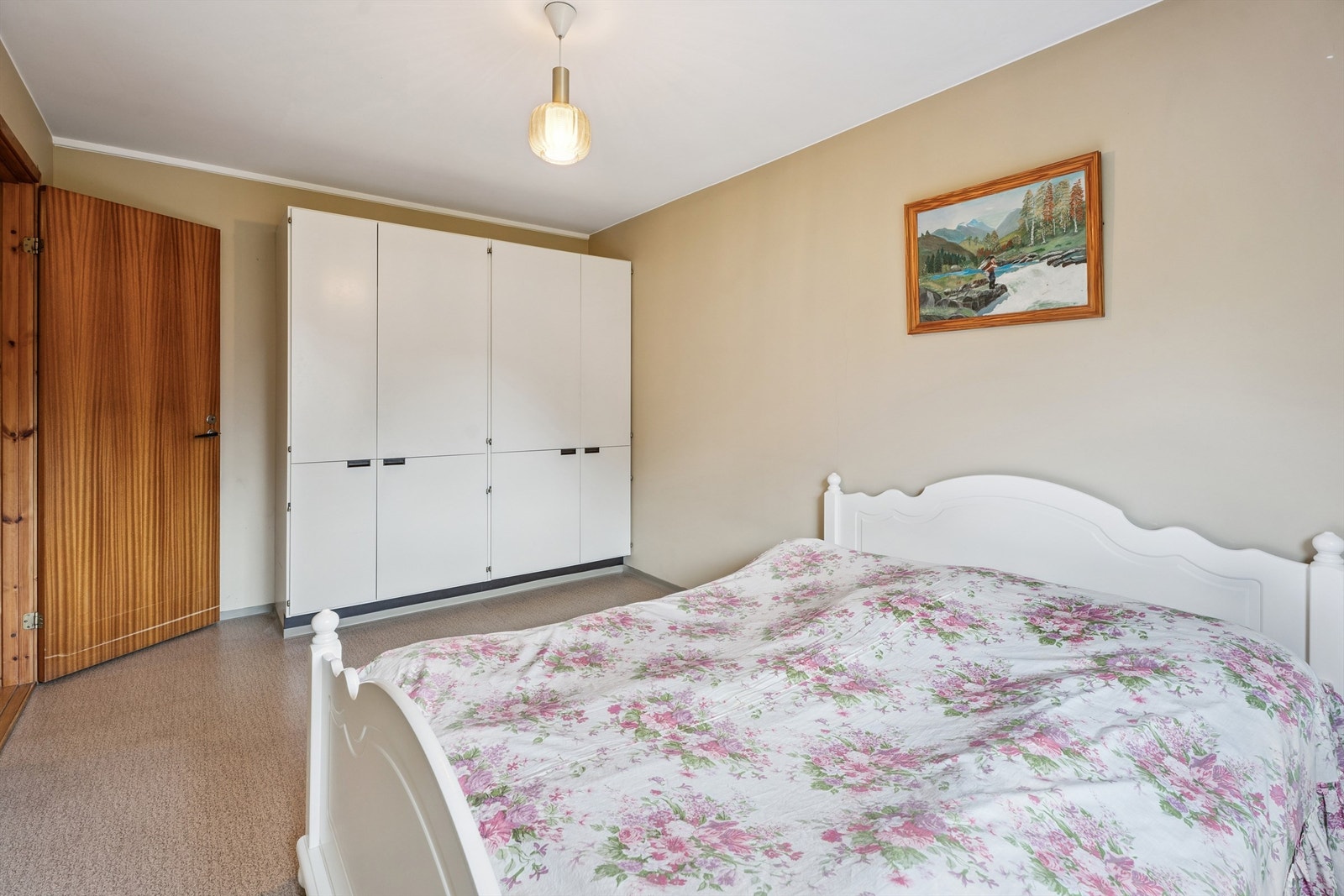 Romslig garderobeskap gir rikelig med oppbevaringsplass. Galleribilde