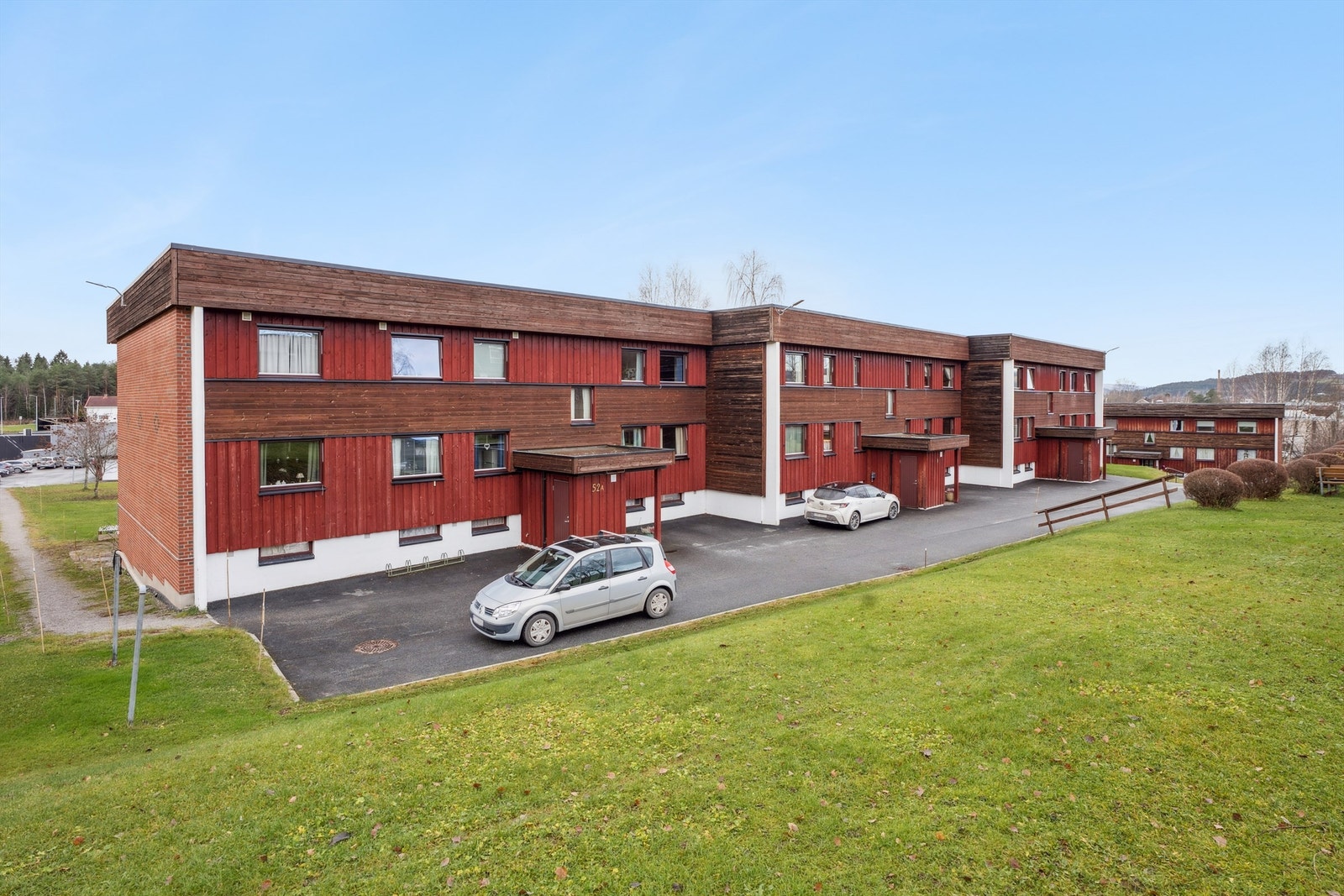 Området har en variert boligstruktur med eneboliger, rekkehus og leiligheter. Galleribilde