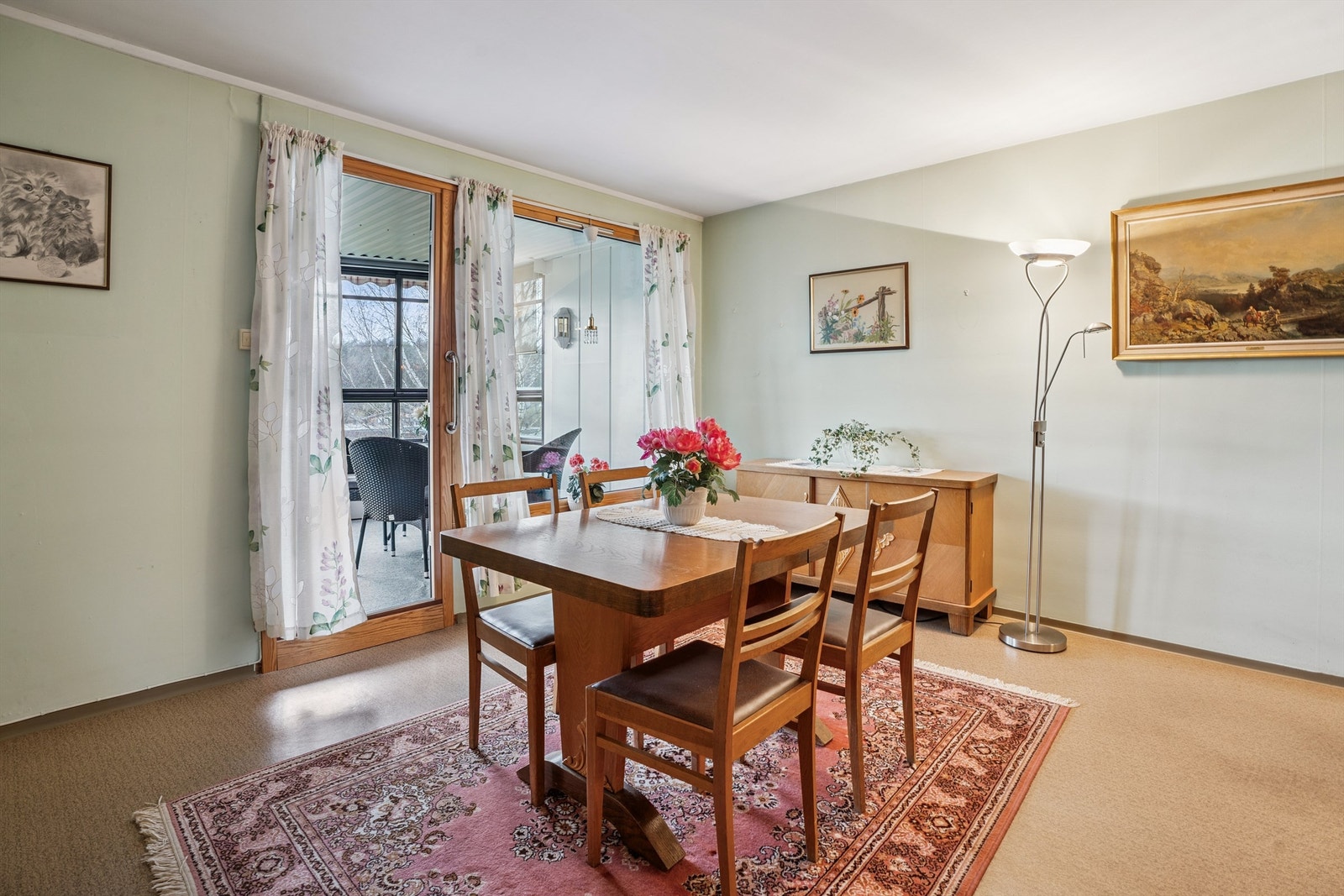 Herfra er det direkte utgang til den vestvendte, innglassede balkongen. Galleribilde