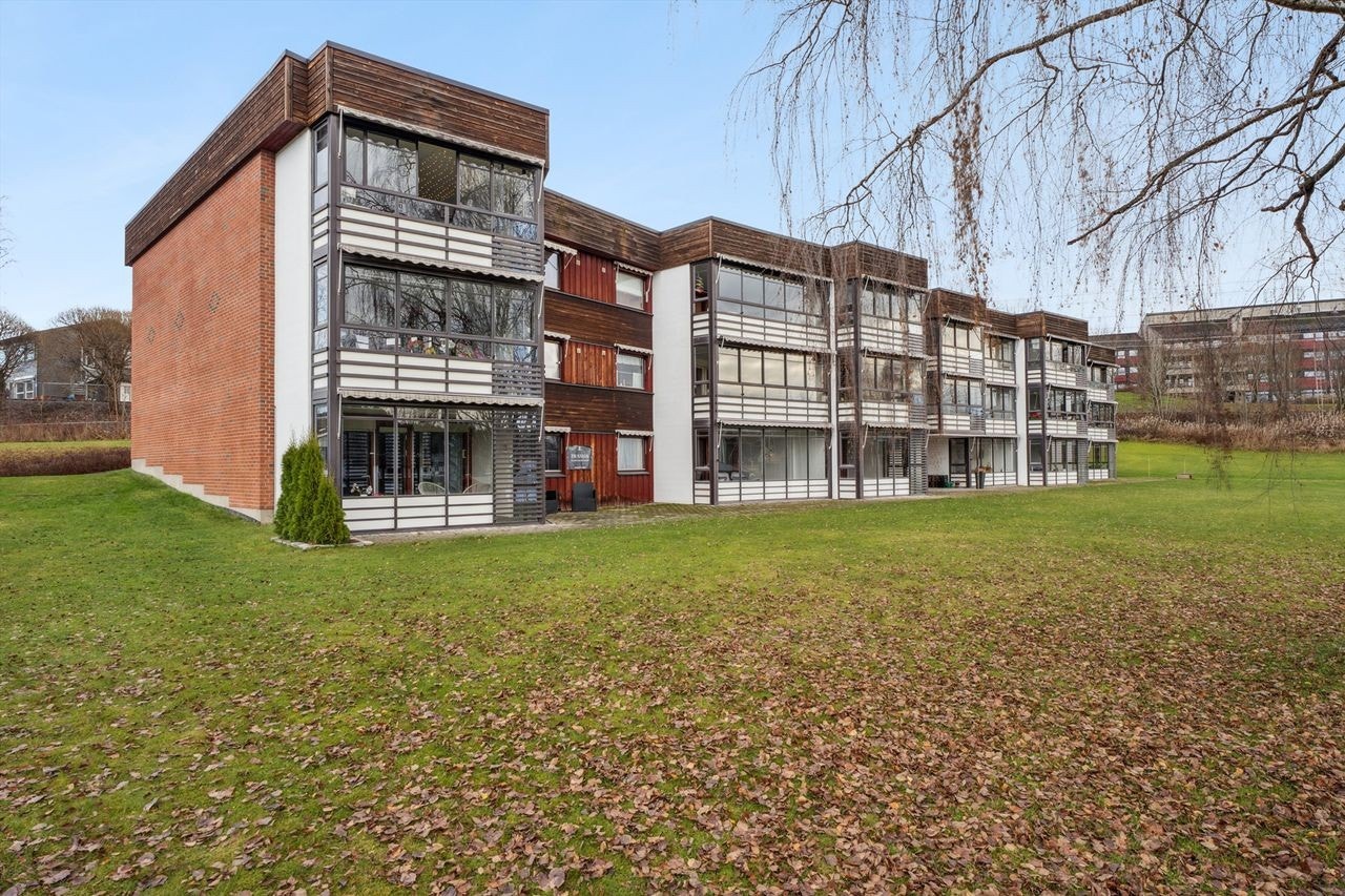 Borettslaget har store, felles grøntarealer som gir et luftig preg. Galleribilde