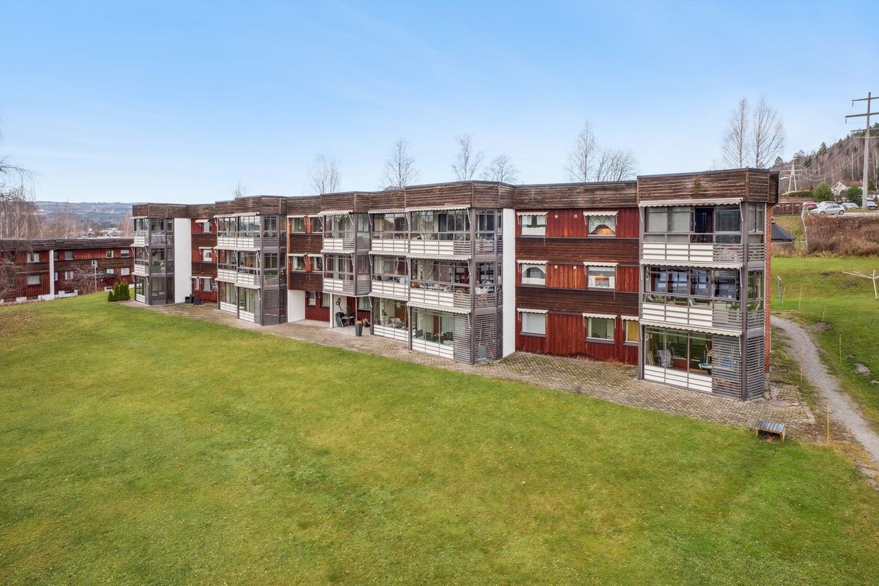 Bygningsmassen er oppført i betong med fasader i tegl og tre. Galleribilde