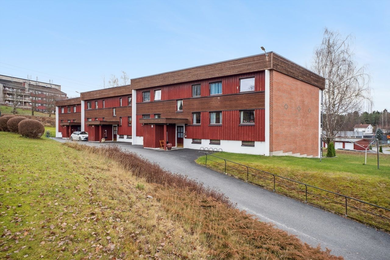 Leiligheten ligger sentralt i Buttekvern Terrasse borettslag i Brumunddal. Galleribilde