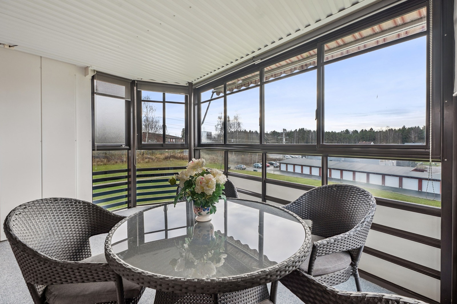 Balkongen fungerer som et lunt og skjermet uterom store deler av året. Galleribilde