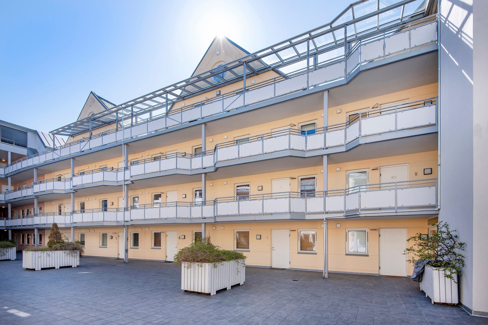 Leiligheten ligger i første boligetasjen og har inngang rett fra atriummet. Galleribilde