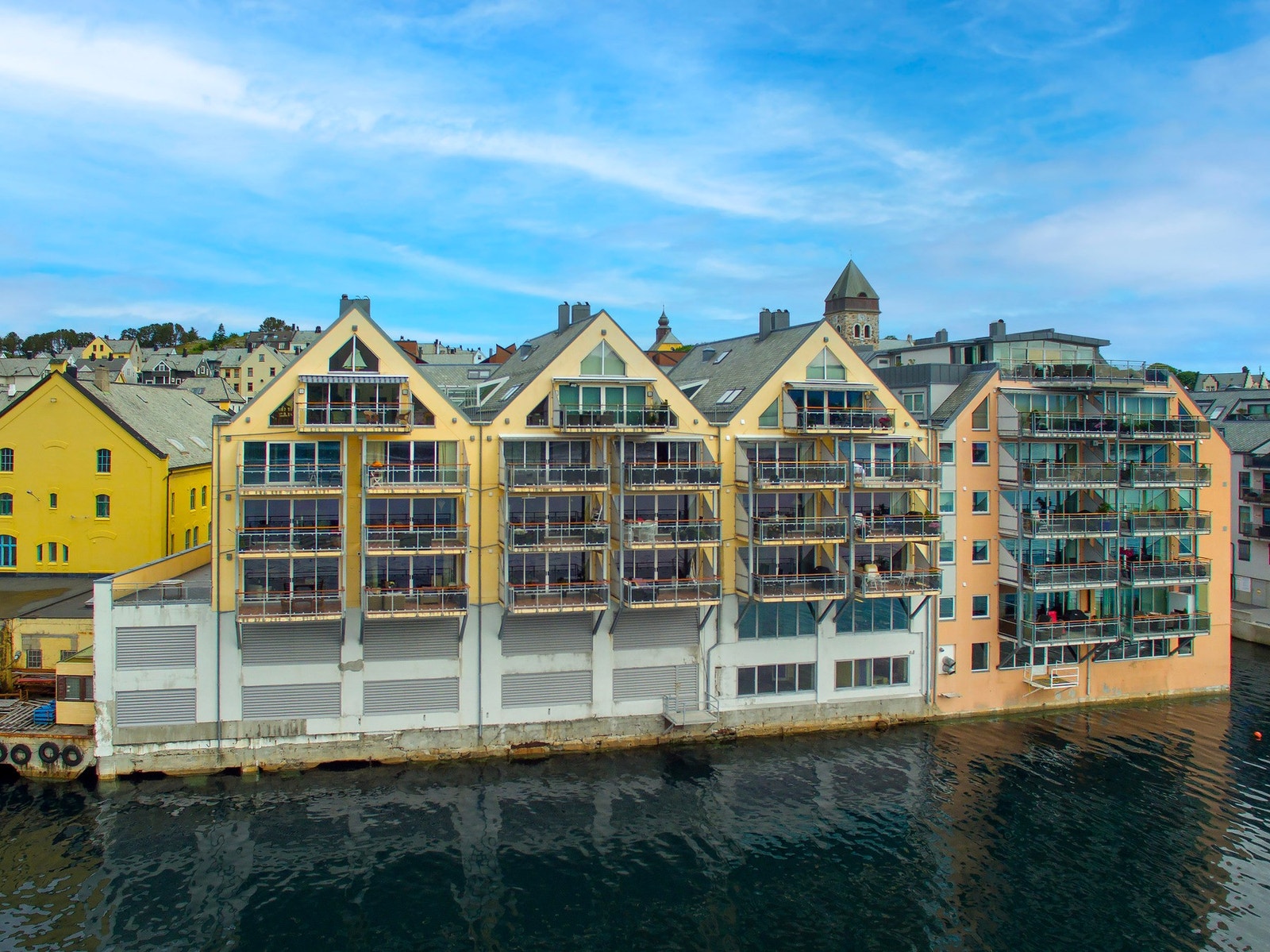 Leiligheten er beliggende i Sjøfront og ligger så pass langt vest at Crusibåtene IKKE skygger utsikten! Galleribilde