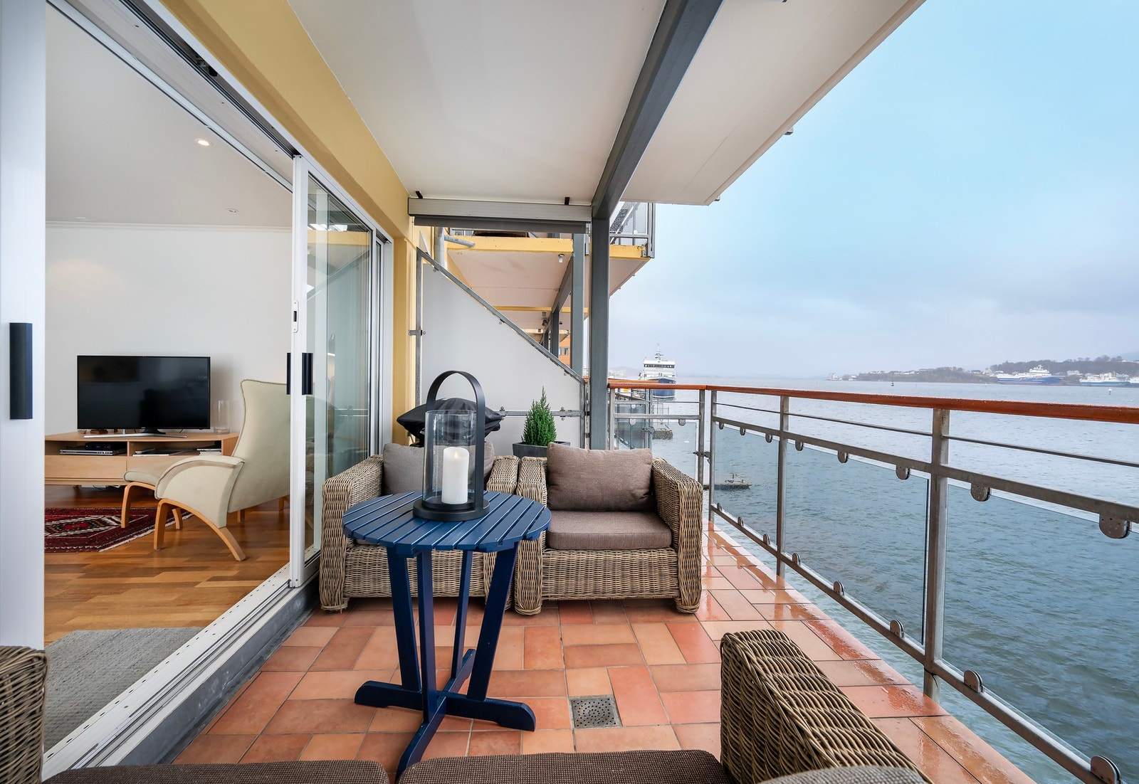 Romslig balkong Galleribilde