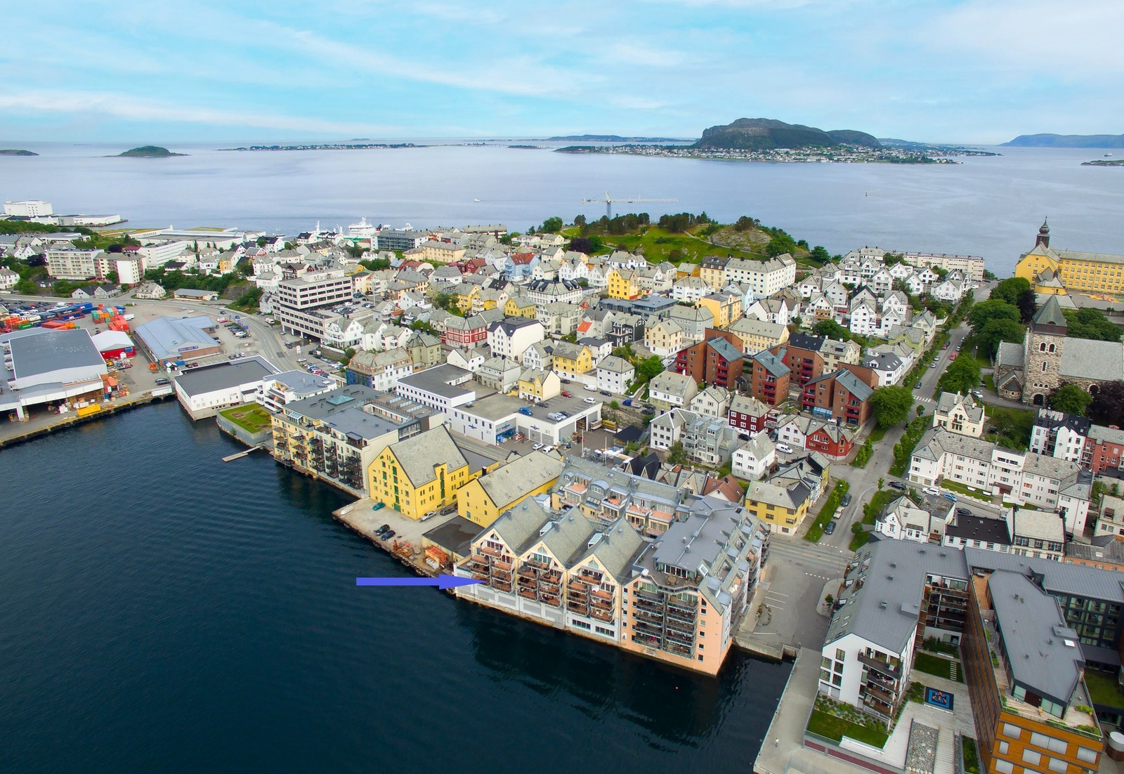 Eiendomsmegler1 v/Ole-Marius Heggstad presenterer Nedre Strandgate 37 A - En attraktiv 3-roms i sjøfront med balkong, garasje, heis og fjernvamre! |Foto: JC Eiendomsfoto v/John Colbensen Galleribilde