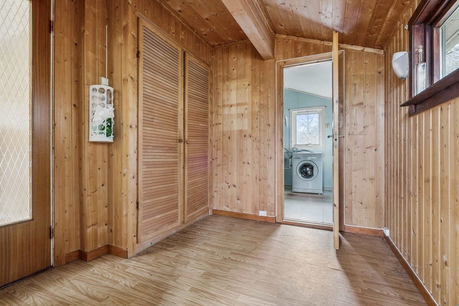 Entre på 6,7 kvm med innebygd skap. Galleribilde