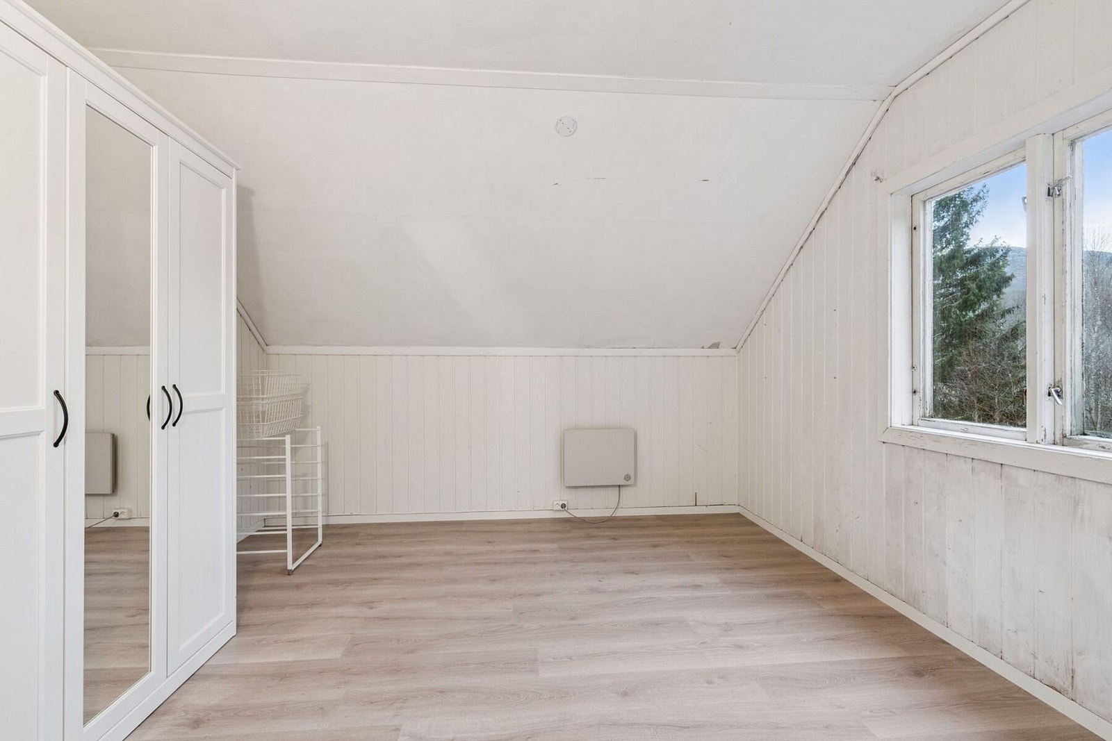 Soverom på 10,1 kvm. Her er det gode oppbevaringsmuligheter i stort garderobeskap. Galleribilde