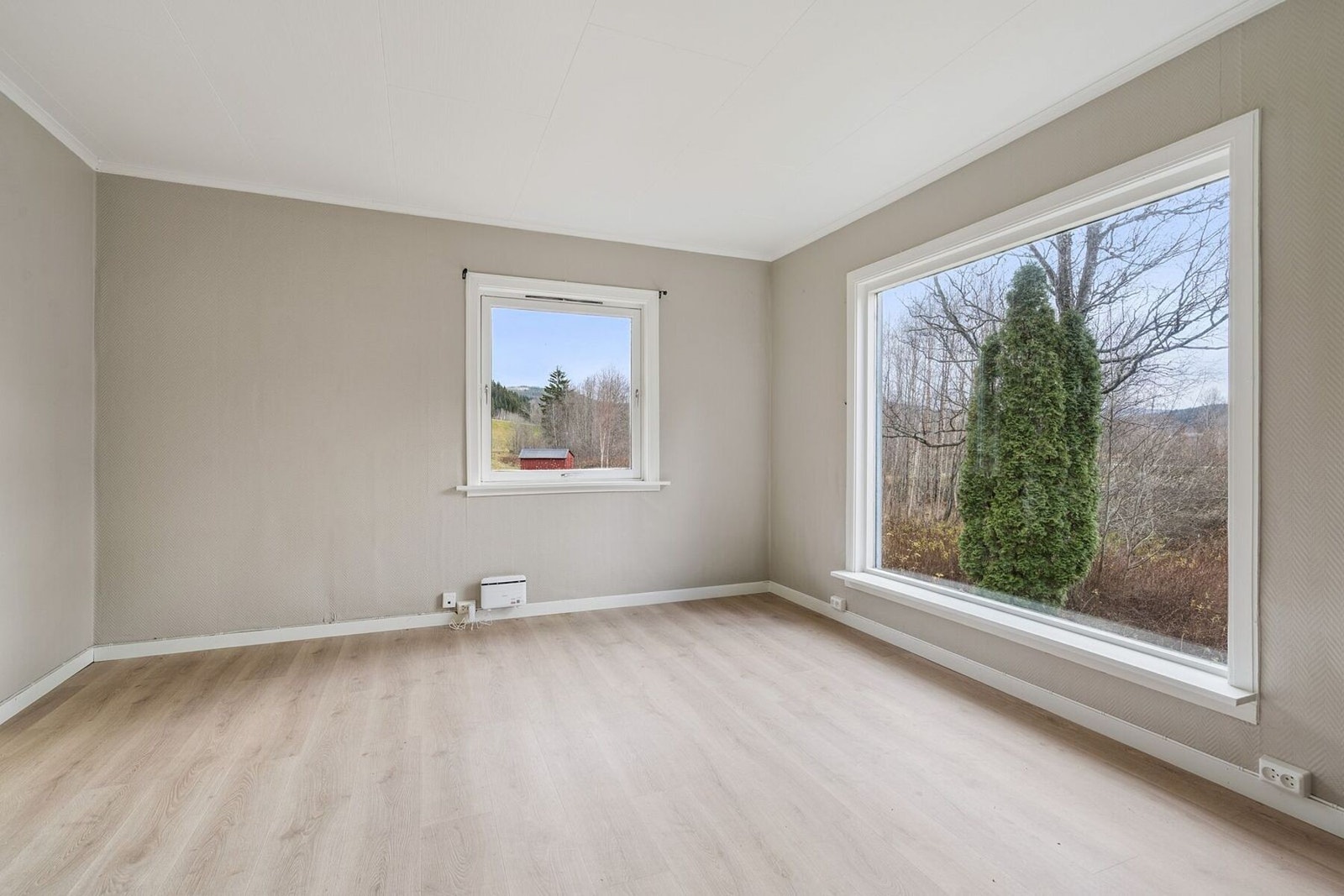 Store vindusoverflater gir stuen rikelig med lysinnslipp. Galleribilde