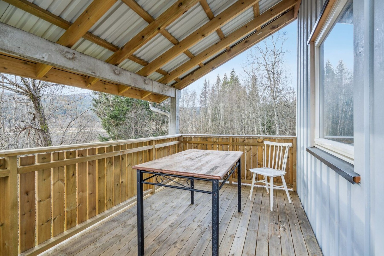 På sørsiden av boligen har du en veranda med takoverbygg. Galleribilde