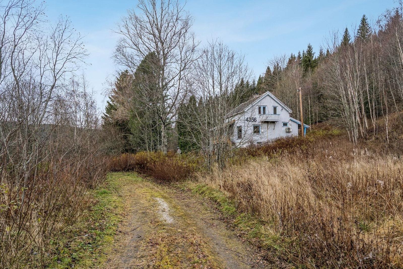 Det ta ca. 40 minutter med bil inn til Stjørdal og 5 minutter til Meråker sentrum. Galleribilde