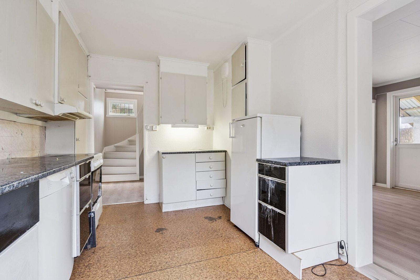 Kjøkkenet har rikelig med skap- og benkeplass. Galleribilde