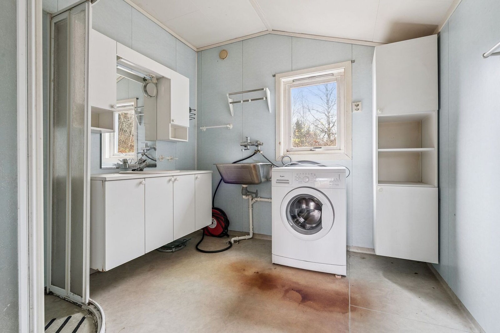 Bad/vaskerom i 1. etasje utstyrt med dusjnisje, servant med underskap, utslagsvask og opplegg for vaskemaskin. Galleribilde