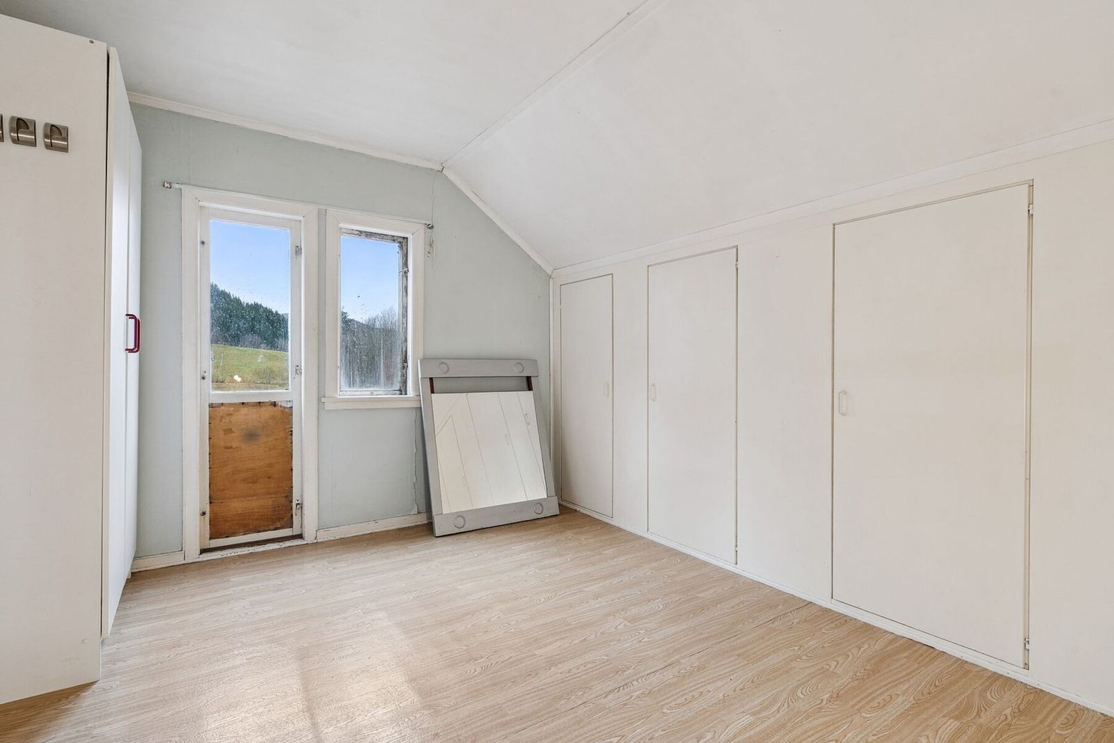 Soverom på 11,5 kvm med utgang til egen balkong. Galleribilde