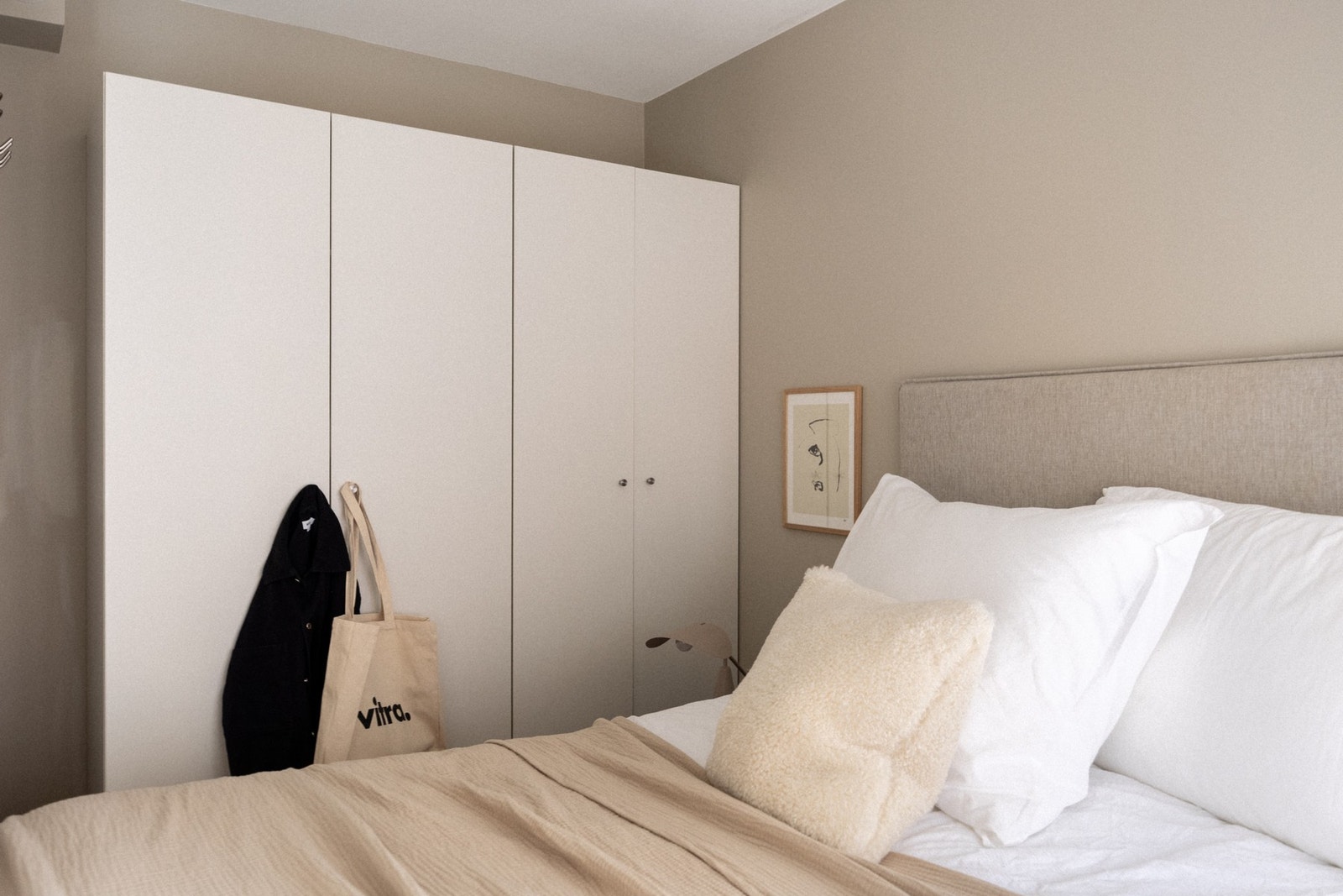 Gode oppbevaringsmuligheter i garderobe. I tillegg disponerer leiligheten en kjellerbod. Galleribilde