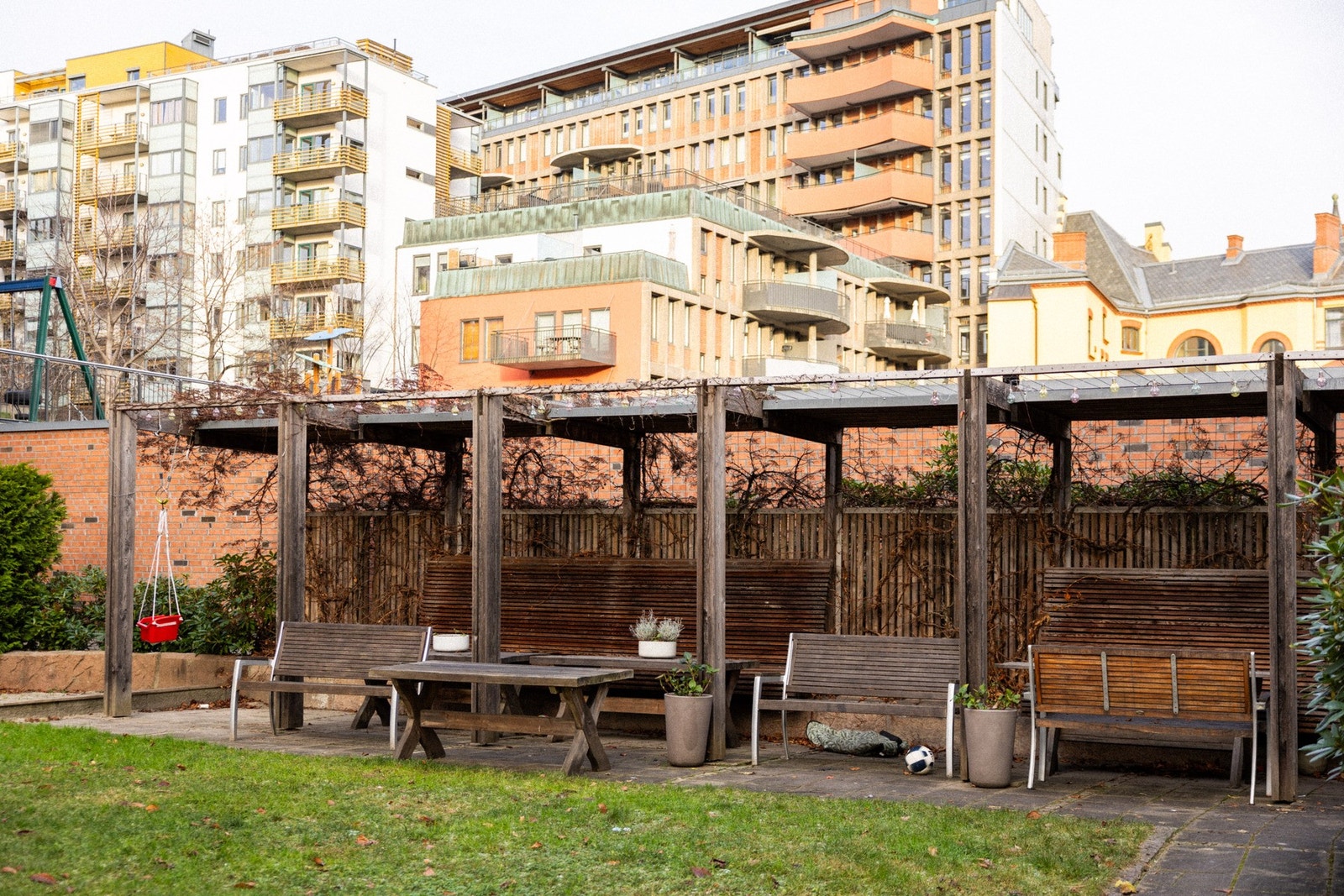 Opparbeidet felles uteområder med flere sittegrupper. Galleribilde