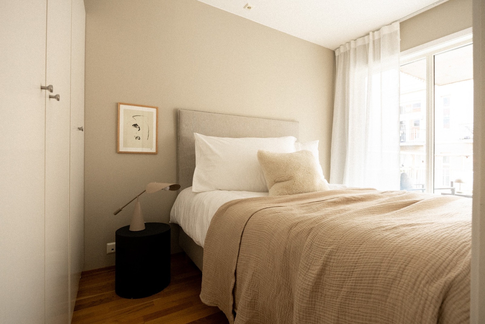 Praktisk soverom som kan innredes med dobbelseng. Galleribilde