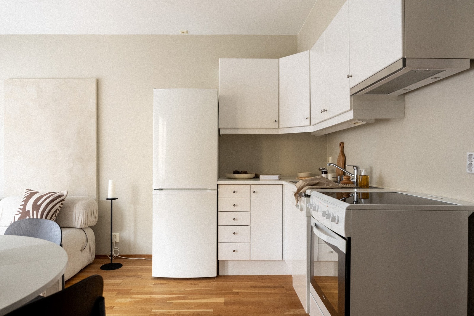 Moderne kjøkken i velholdt standard med glatte lyse fronter. Galleribilde