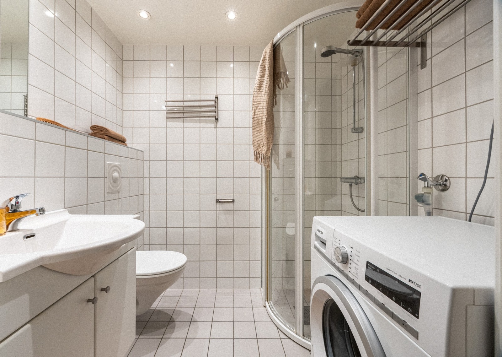 Pent baderom med flislagt gulv med gulvvarme. Galleribilde