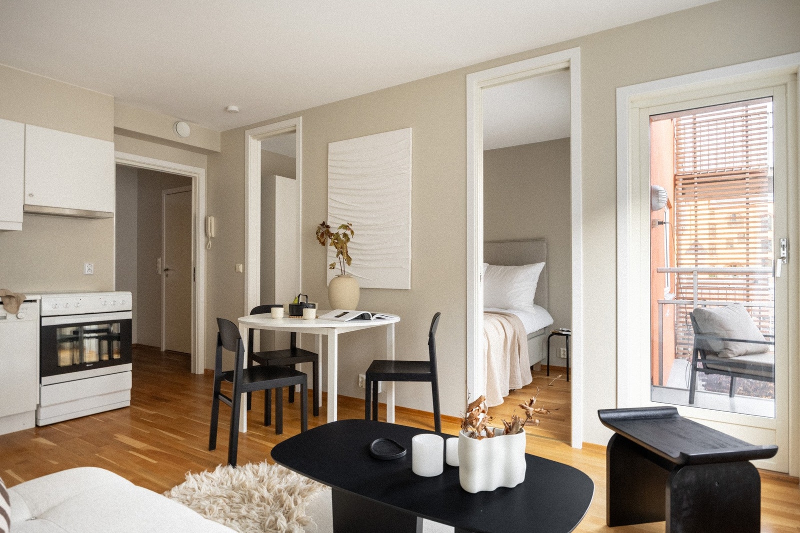 Lun og praktisk planløsning med åpen kjøkkenløsning mot stue. Galleribilde