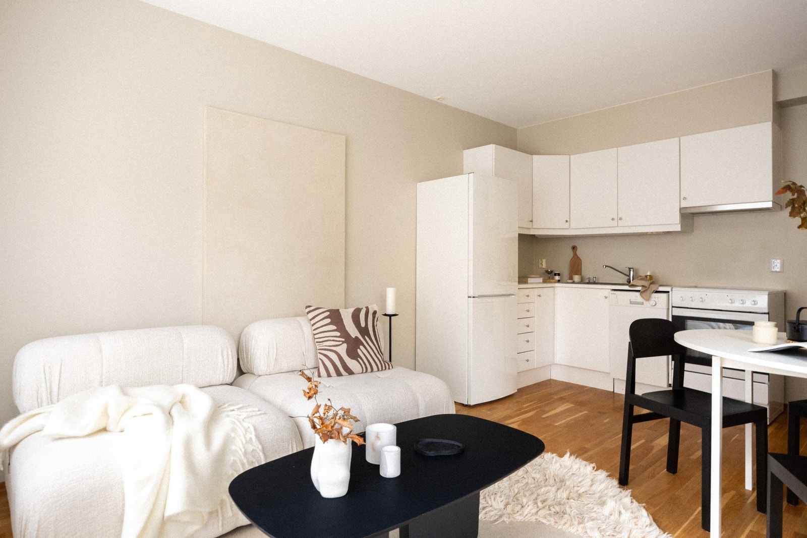 Sosialt kjøkken med praktiske løsninger samt godt med både skap- og benkeplass. Galleribilde