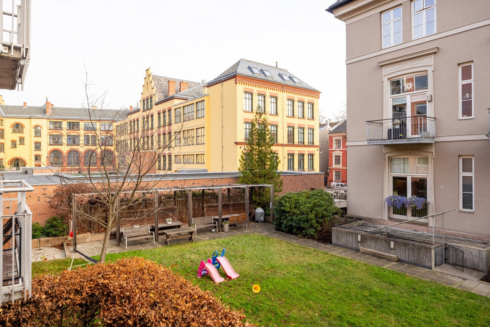 Veldrevet sameie med store opparbeidet uteområder. Galleribilde