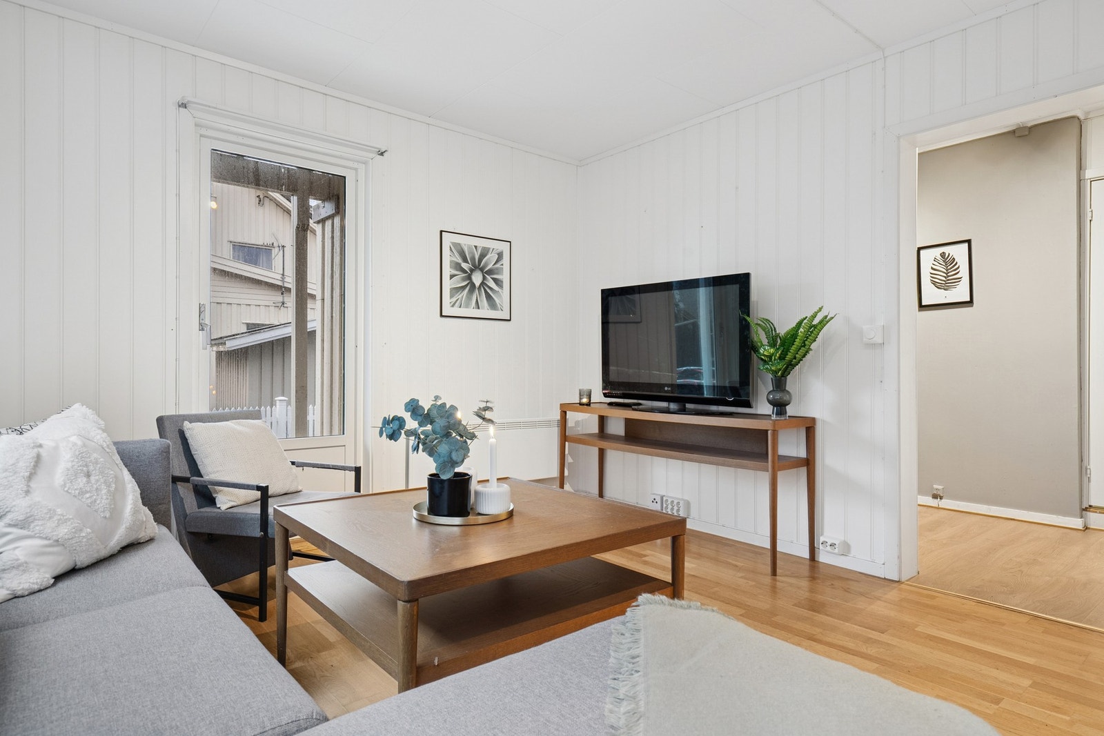 Her er det utgang til en nordvestvendt terrasse på ca. 7 m², der man kan nyte ettermiddagssol. Galleribilde