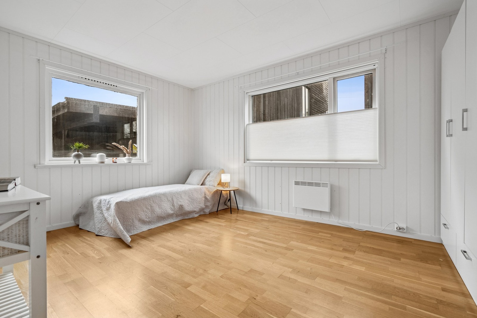 Romslig soverom med praktisk garderobeskap. Galleribilde