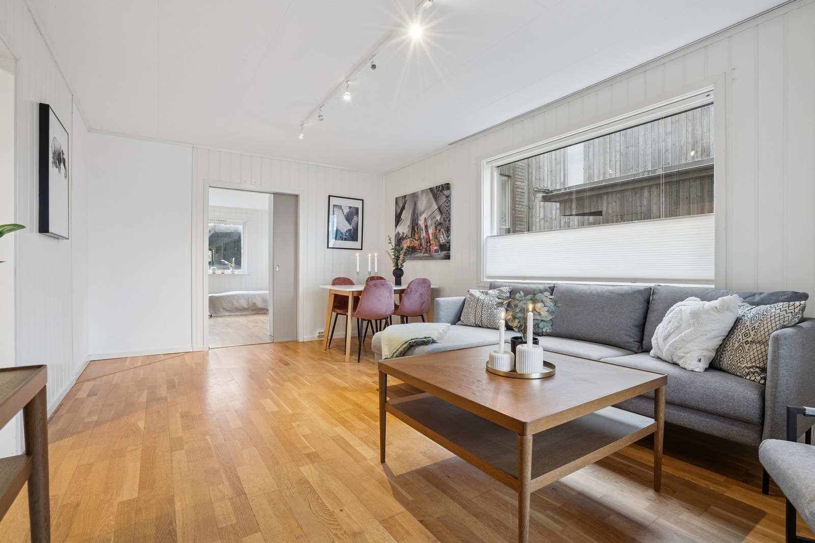 Lys og romslig stue med plass til både sitte -og spisegruppe. Galleribilde