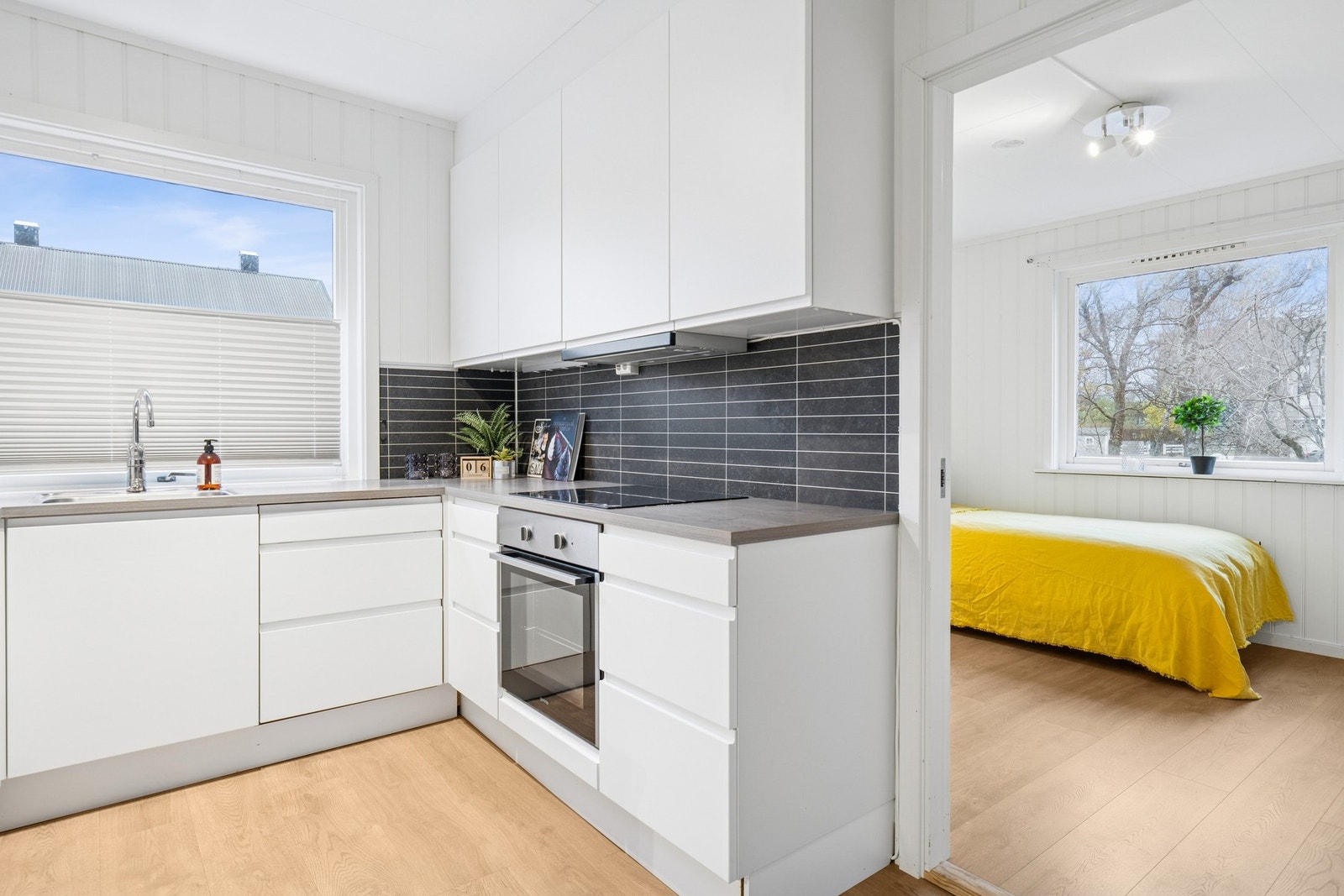 Det er integrert komfyr, induksjonstopp og oppvaskmaskin. Mekanisk avtrekk er etablert over komfyrplassen. Galleribilde