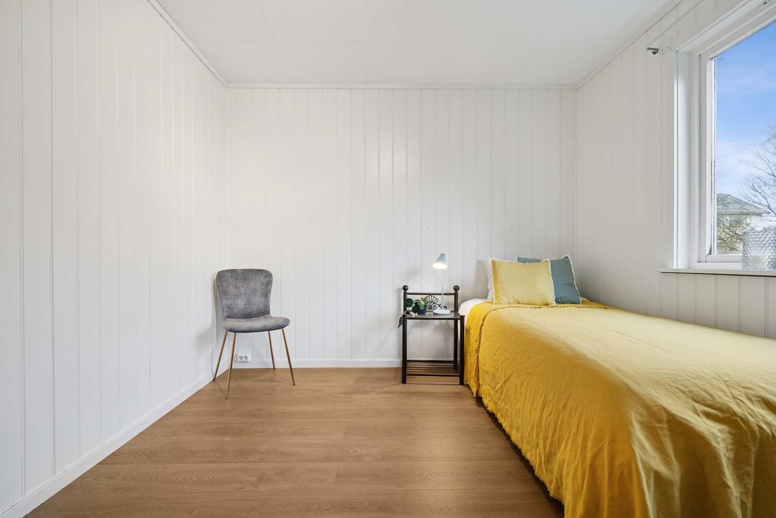 Lyst soverom med romslig garderobeskap. Galleribilde