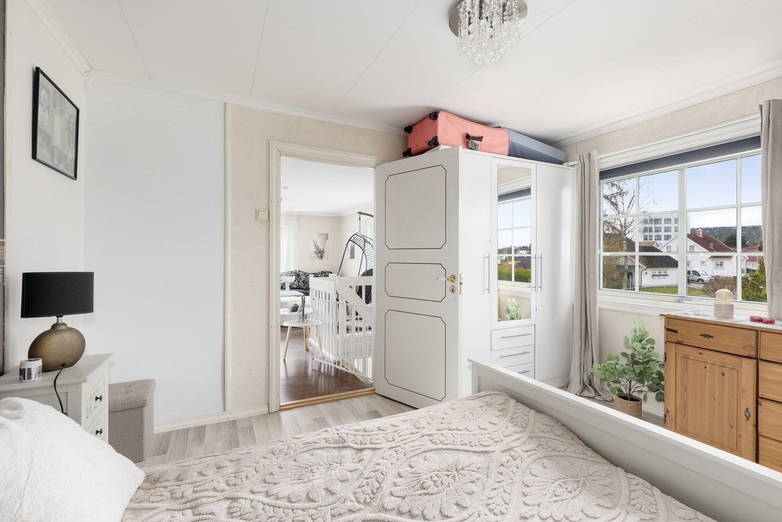 Hovedsoverommet har god plass til dobbeltseng, og garderobeskap for klesbeholdningen. Galleribilde