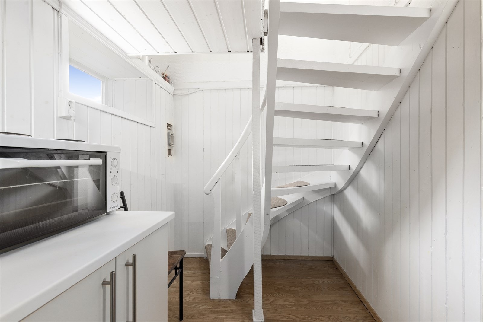 Soverom, kjøkken og vaskerom i kjeller, del av soverom og bad i 2.etg, og del av gang i 1.etg (hoveddel) er innredet og omgjort uten at dette er søkt om og uten at nødvendig godkjennelse er gitt av kommunen. Galleribilde