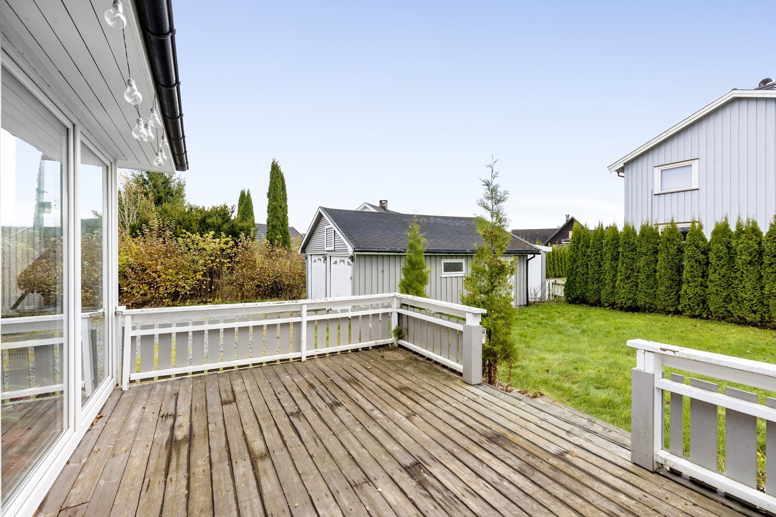 Hele boligen er i dag utleid for totale kr. 28.000,-pr mnd. og boligen selges med nåværende leieforhold. Galleribilde