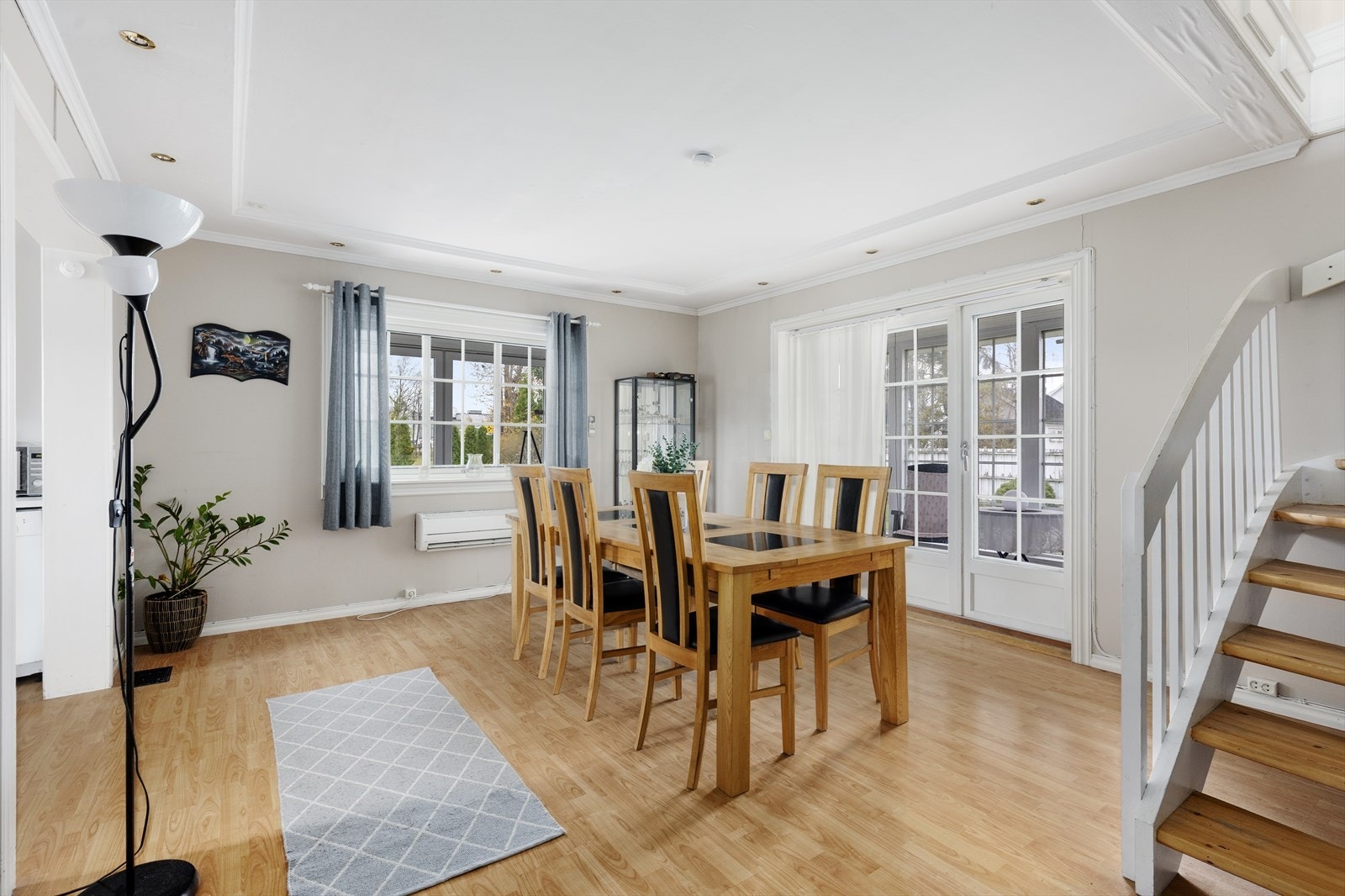 Lys og fin stue i hoveddel, med gode vindusflater og koselig peis for lun varme vinterstid. Galleribilde