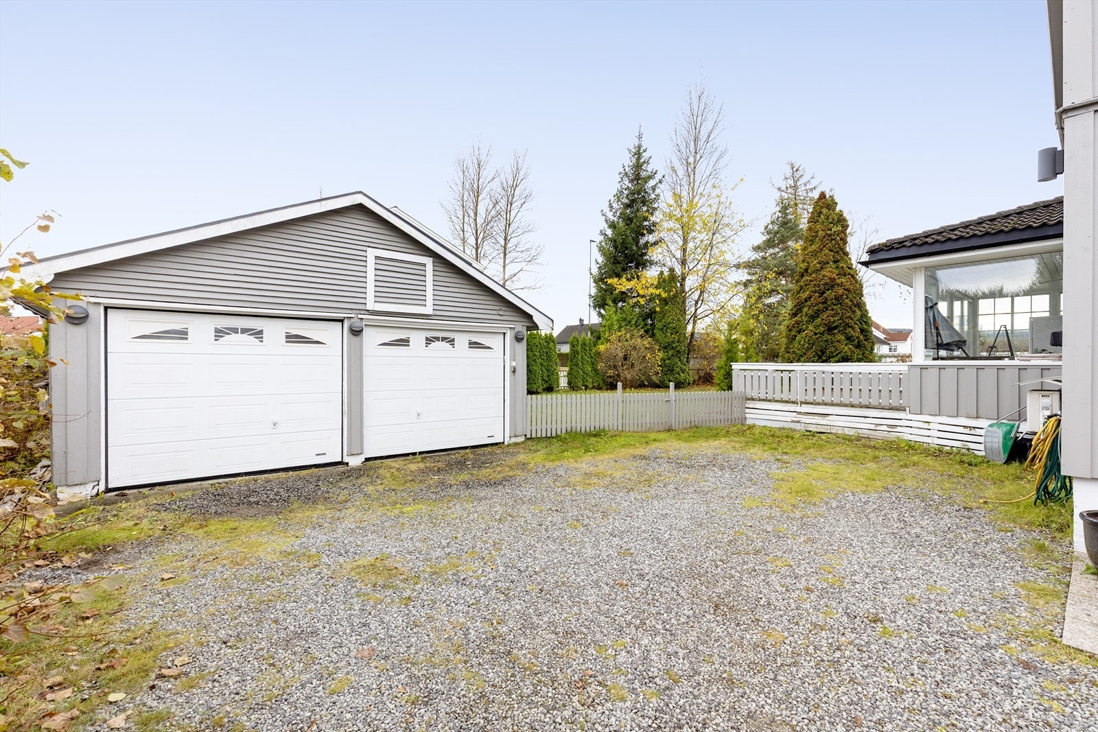 Dobbelt garasje med leddporter og portåpner. Galleribilde